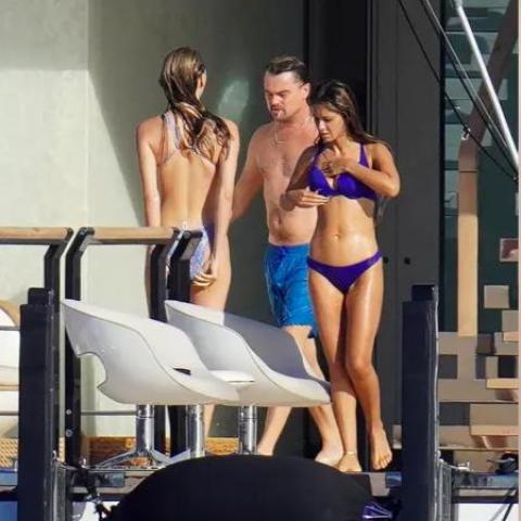 ليوناردو دي كابريو مع عدد من العارضات على اليخت - تويتر