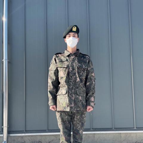 جين من BTS-  الصورة من السوشيال ميديا شاركها جين على Weverse