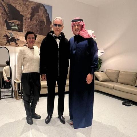 الأميرة نور بنت عاصم وزوجها مع أندريا بوتشيلي في العلا