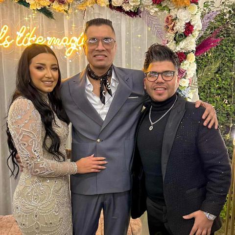 عمر كمال إلى جانب حسن شاكوش في حفل خطوبته - فيسبوك