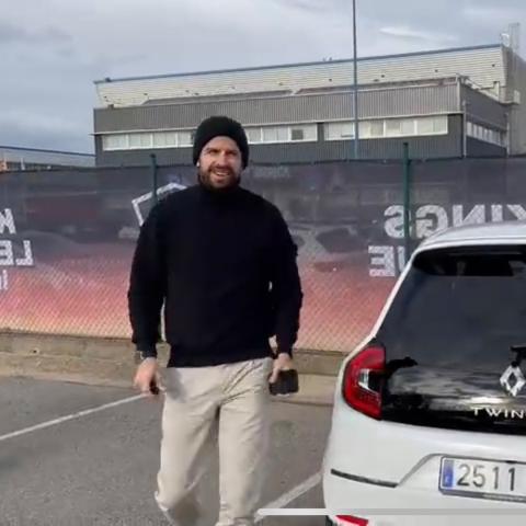 جيرارد بيكيه مع سيارته الجديدة رينو توينغو - تويتر