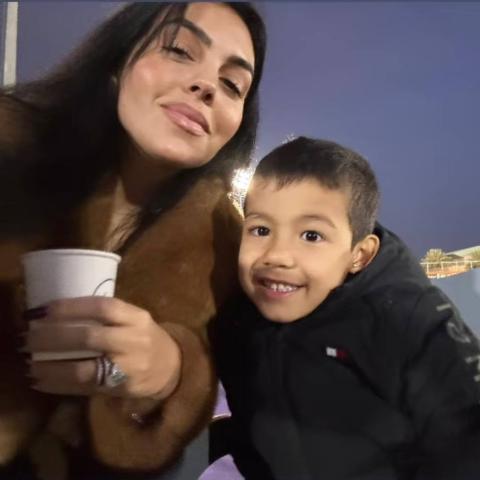 جورجينا رودريغيز وابنها - إنستقرام