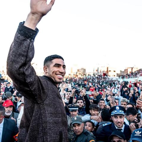 أشرف حكيمي بين الجماهير في مدينة طنجة - تويتر
