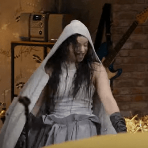 روزاليا في عرض لويس فويتون