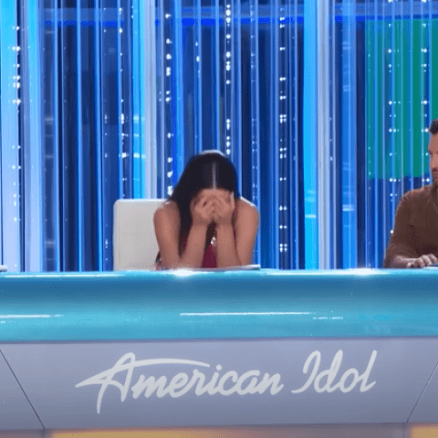 كيتي بيري تتوسط ليونيل ريتشي ولوك بريان في American Idol