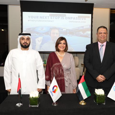 الدكتورة سوزان القليني تتوسط المهندس محمد كمال والأستاذ عمر الدهماني