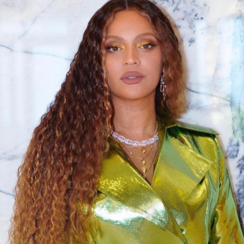 بيونسيه بمعطف من علي قروي- انستقرام @voguearabia