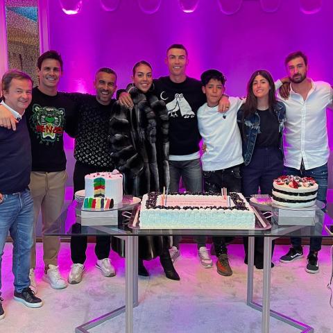 كريستيانو رونالدو برفقة أصدقائه