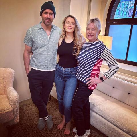 بليك ليفلي وريان رينولدز مع والدته- انستقرام @blakelively