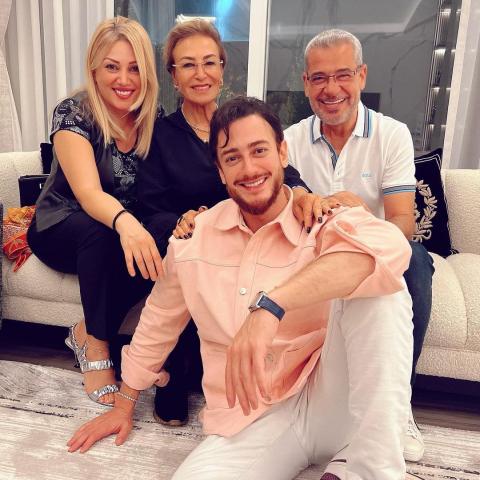 سعد لمجرد ووالدته نزهة الركراكي في منزل مصطفى الآغا