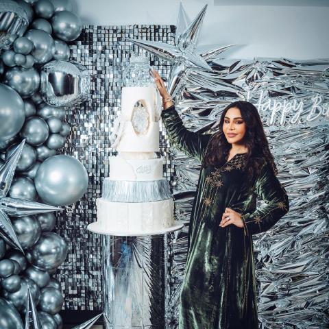 أحلام مع كيكة مصممة خصيصا لها ومستوحاة من ليلتها الماسية