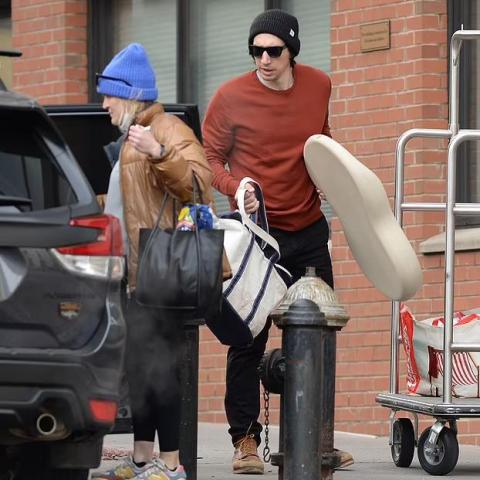 آدم درايفر مع زوجته الحامل جوان تاكر خلال تسوقهم في نيويورك