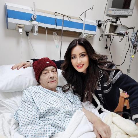 لطيفة تزور حلمي بكر في المستشفى - تويتر