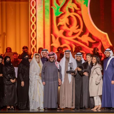 لحظة تكريم معالي المستشار تركي آل الشيخ لعائلة الراحل طلال مداح في ليلة صوت الأرض