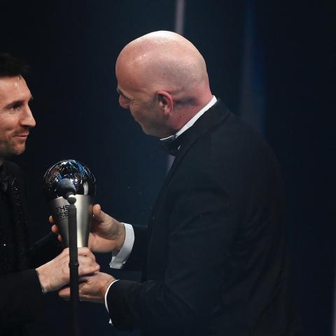 ميسي يفوز بجائزة الأفضل 2022 - صورة من حساب fifaworldcup_ar على تويتر