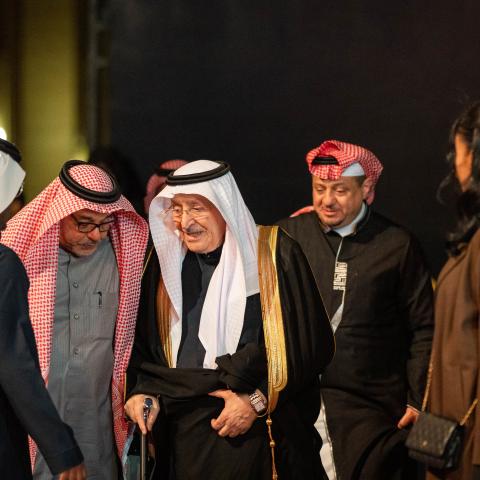 النجوم على السجادة الحمراء في ليلة صوت الأرض