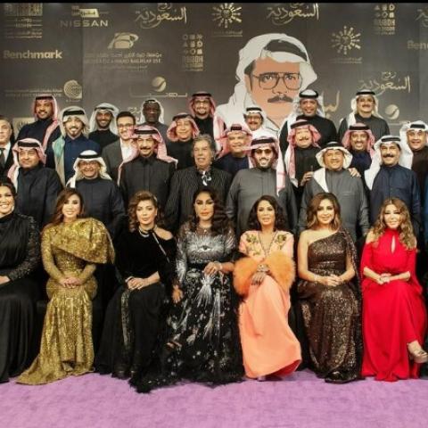 لقاءات عفوية بين النجوم في تكريم طلال مداح