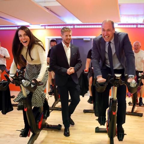 الأمير ويليام يخسر أمام زوجته على الدراجة في منافسة خيرية - تويتر