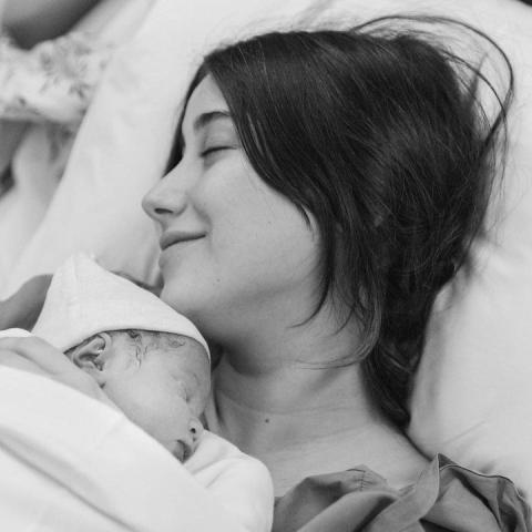 هازال كايا مع طفلتها- انستقرام @hazalkaya