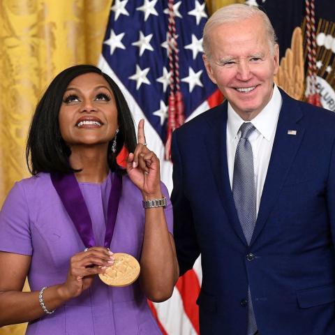 ميندي كالينغ وجو بايدن- انستقرام @mindykaling