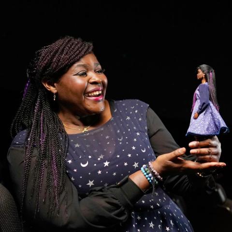 ماجي أديرين بوكوك مع دمية باربي الخاصة بها - تويتر