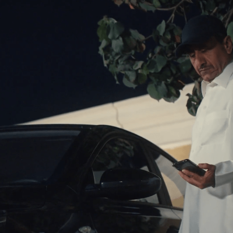 ناصر القصبي يحاول حل أزمة جوال في الحلقة 14 من طاش العودة، لقطة شاشة