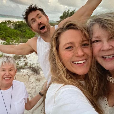 بليك ليفلي وريان رينولدز مع إليان وتامي- انستقرام @blakelively