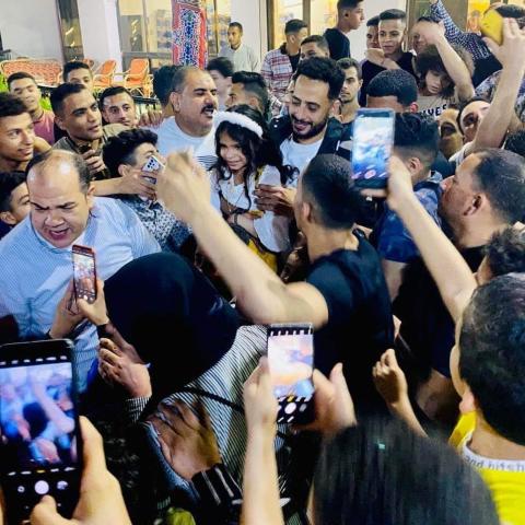 الجمهور يلتف حول عصام السقا