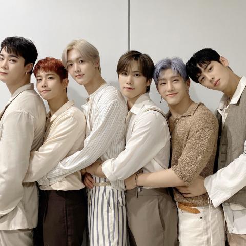 فرقة أسترو مع مونبين - تويتر