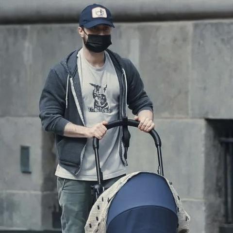 دانيال رادكليف مع مولوده الجديد - تويتر