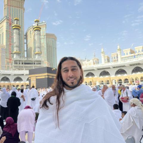 مصطفى علي يؤدي مناسك العمرة لأول مرة