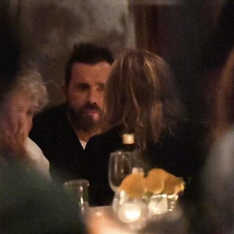 جينيفر أنيستون وجاستن ثيروكس يجتمعان في عشاء برفقة الأصدقاء