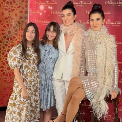 توبا بويوكستون مع تمثالها الشعبي وبناتها في تقسيم بـ تركيا