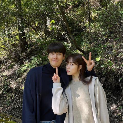 لي سونغ كيونغ مع  كيم يونغ-كوانغ من كواليس Call It Love