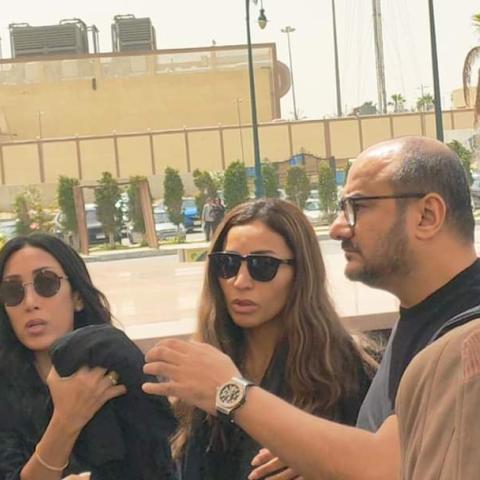 دينا الشربيني خلال تشييع جثمان والدها محمد إلى مثواه الأخير