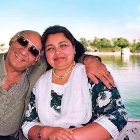 الراحلة باميلا شوبرا مع زوجها - صورة من السوشيال ميديا