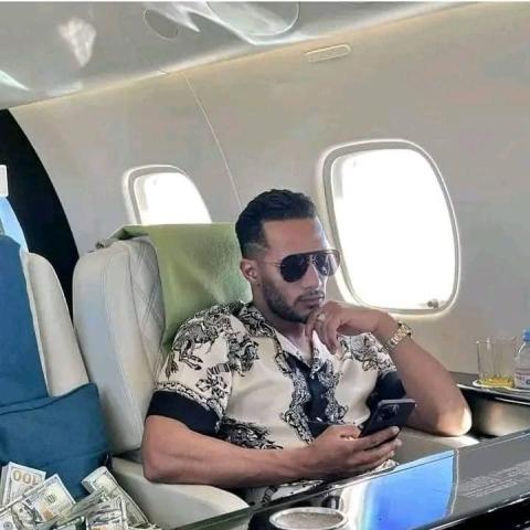 محمد رمضان داخل الطائرة