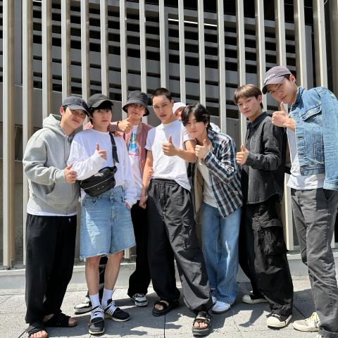 فريق EXO مع كاي قبل التحاقه بالخدمة العسكرية- تويتر @weareoneEXO