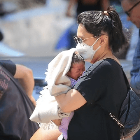 ابنة روبرت دي نيرو خلال تتجول مع والدتها في شوارع نيويورك - الصورة من daily mail