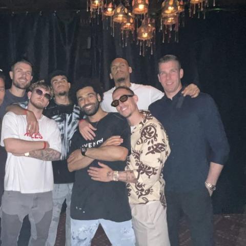 محمد صلاح مع فريق نادي ليفربول في برشلونة - صورة من تويتر