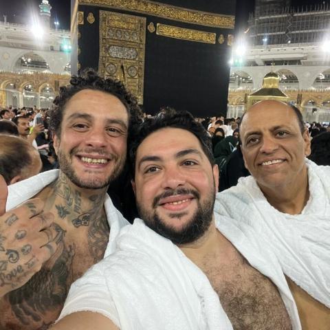 أحمد الفيشاوي يؤدي مناسك العمرة