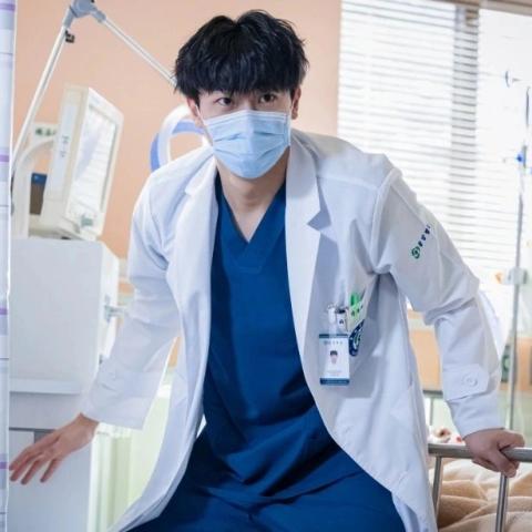 مسلسل الطبيب الرومانسي الأستاذ كيم - Dr Romantic 3 - مصدر الصورة إنستغرام