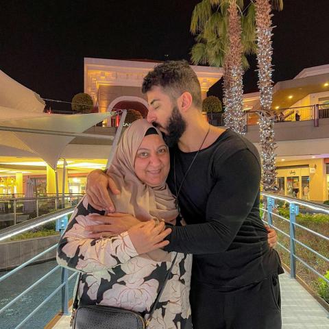 إسماعيل تمر مع والدته