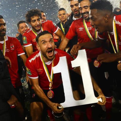 لاعبين النادي الاهلي يحتفلون بكاس أفريقيا