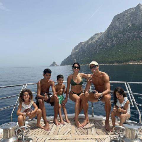 جورجينا رودريغيز وكريستيانو رونالدو مع العائلة - إنستغرام