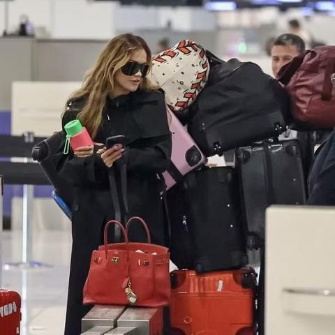 ريتا أورا في مطار سيدني