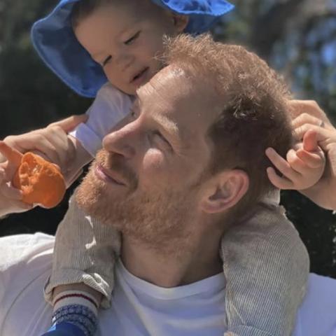 الأمير هاري مع إبنه الأمير أرتشي - تويتر