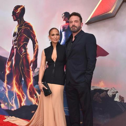 بن أفليك وجنيفر لوبيز على السجادة الحمراء في عرض The Flash - انستقرام @jlo
