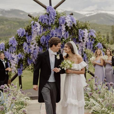 تايلور هيل مع زوجها - صورة من حساب Vogue Weddings على انستقرام