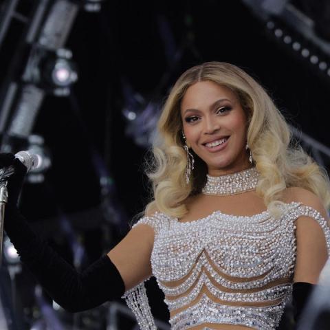 بيونسيه بإطلالة من جورج حبيقة- انستقرام @beyonce